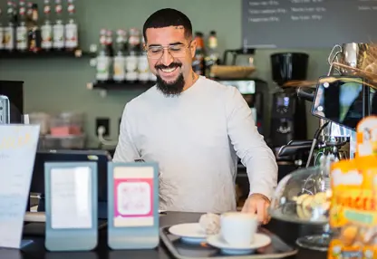 Person säljer fika i ett café