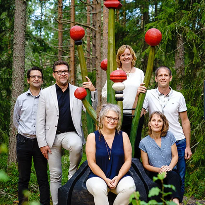 The process management group for Tomtebo Beach is by the sculpture Frösit in the forest at the Dialogue Spot