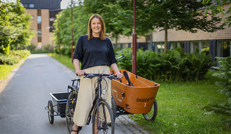 Kvinna som valt att cykla istället för att köra bil på grund av miljön.