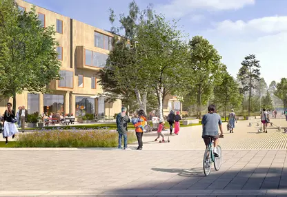 Sjötorget på Tomtebo strand. Flera människor som rör sig på torget.
