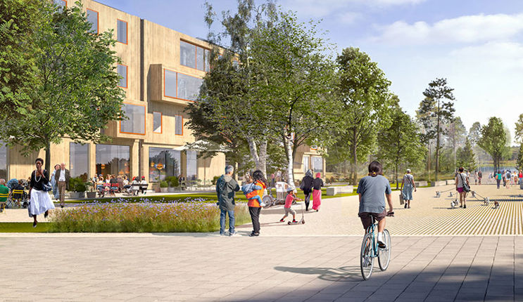 Sjötorget på Tomtebo strand. Flera människor som rör sig på torget.