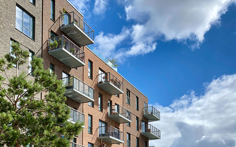 Flerfamiljbostadshus och blå himmel