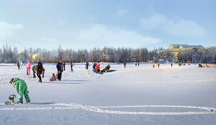 Barn och vuxna leker på sjön i snön. Hus skymtas bakom träden.